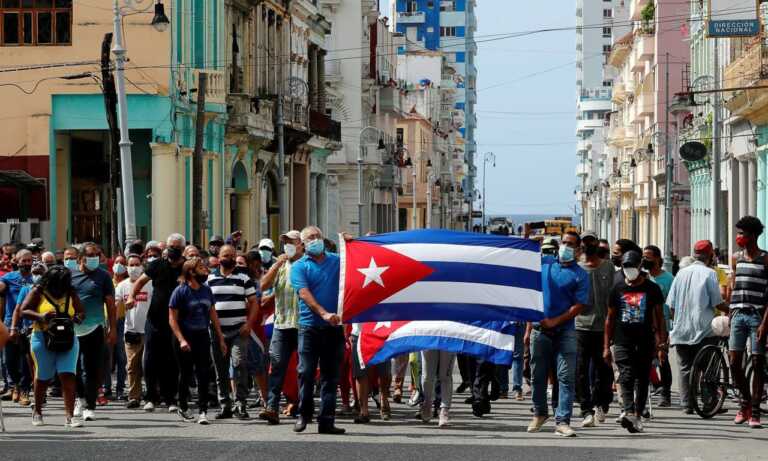 Cientos de personas protestan en Cuba por falta de comida y apagones