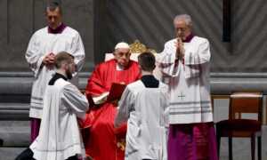 El Papa preside en silencio una Pasión de Cristo con evocación de los males modernos