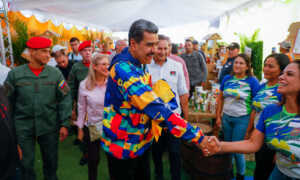 Maduro presenta el kit Trabuco Clap