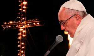 El viacrucis del Papa ante la locura de la guerra y violencia contra las mujeres