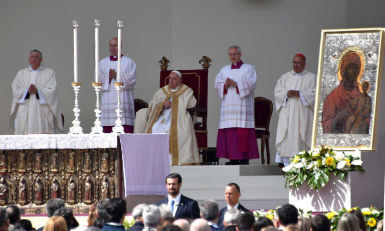 El papa navega por Venecia entre reclusas, jóvenes y artistas