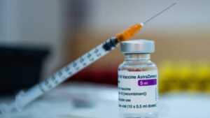 AstraZeneca admite efecto secundario mortal raro en su vacuna contra el covid-19