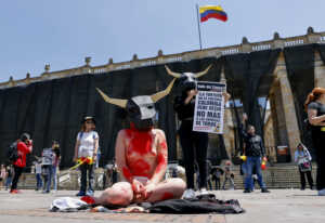 Protestan para pedir que se prohíban las corridas de toros en Colombia