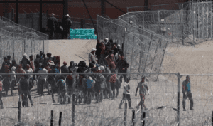 Unos 400 migrantes cruzan por la fuerza a EE. UU. desde Ciudad Juárez