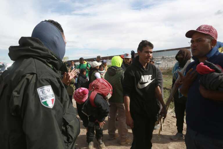 Trifulca entre migrantes y agentes en la frontera entre México y EE. UU.