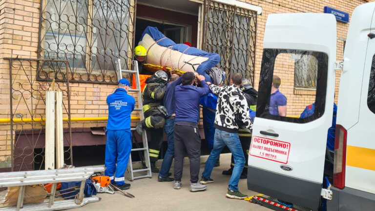 Evacúan a un hombre de 300 kilos de un apartamento en Moscú