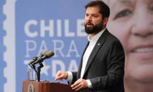 Presentan denuncia contra Boric por presunto acoso sexual