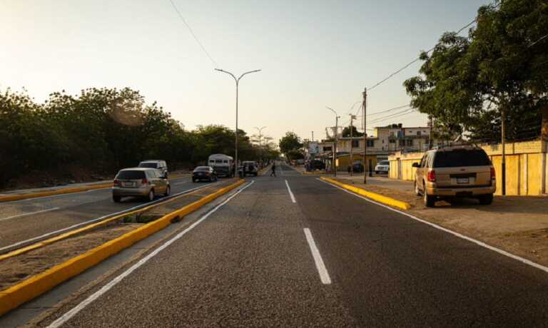 Alcaldía entrega bacheo y demarcación del tramo Ziruma de la avenida Guajira