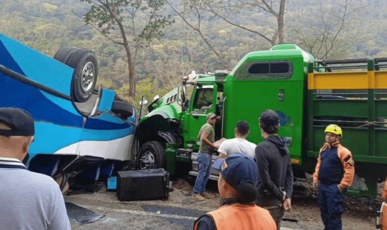 Doce heridos deja choque entre buseta y gandola en Táchira