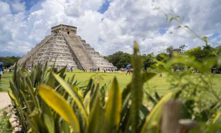 Descubre la maravilla de Chichén Itzá: Explora esta joya arqueológica en un tour inolvidable