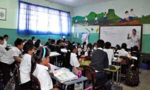 Un docente necesita 26 salarios para alimentar a su familia
