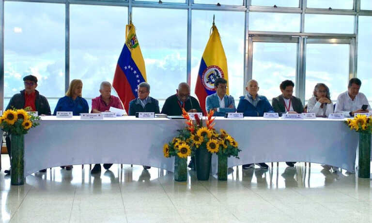 Gobierno colombiano y ELN instalan ronda extraordinaria de diálogo en Caracas