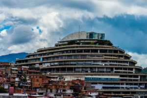Advierten que remodelación de El Helicoide busca borrar huellas materiales de la tortura
