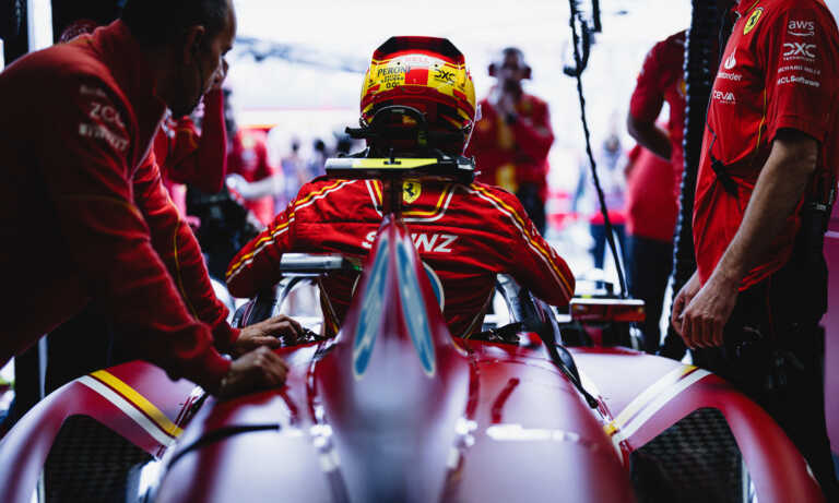 Ferrari con detalles en azul en el GP de Miami para celebrar sus 70 años en EE. UU.