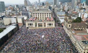 Manifestantes abarrotan las calles de Bogotá en protesta contra el gobierno de Petro