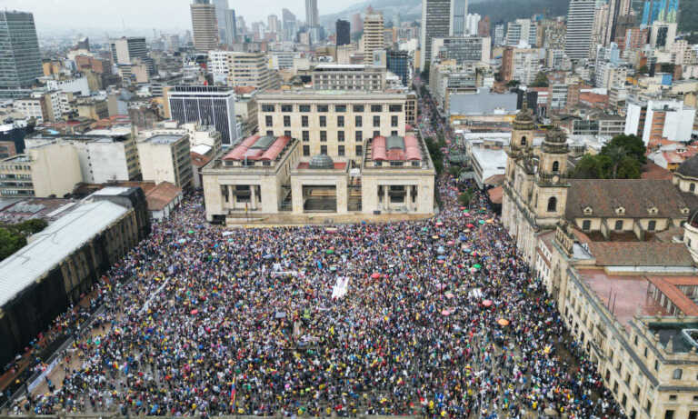 Manifestantes abarrotan las calles de Bogotá en protesta contra el gobierno de Petro