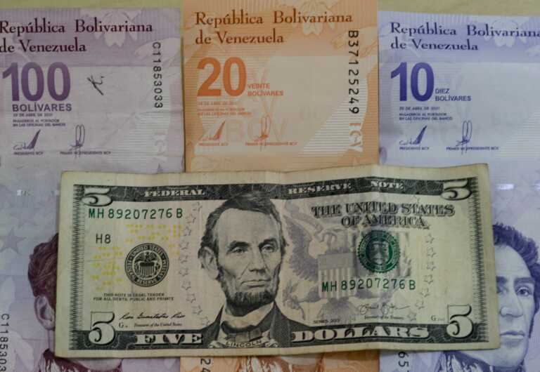 Dólar oficial roza los 50 bolívares y el paralelo se distancia