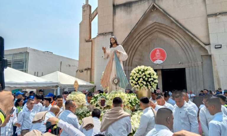 Fieles acompañan en procesión a Jesús de la Misericordia en Maracaibo