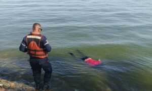 Investigan caso de la joven muerta que flotaba en aguas del Lago en Isla Dorada
