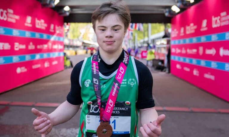 Lloyd Martin es el corredor más joven con síndrome de Down en completar un maratón