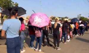 Cientos de jóvenes acuden a sede del RE en Maracaibo en último día de inscripción