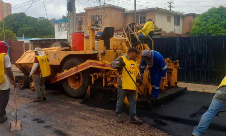 Gobernación continúa trabajos de recuperación vial en la parroquia Juana de Ávila