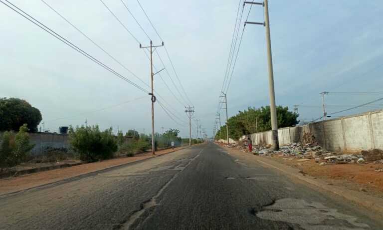 Vecinos reclaman reasfaltado de la entrada a Fundabarrios