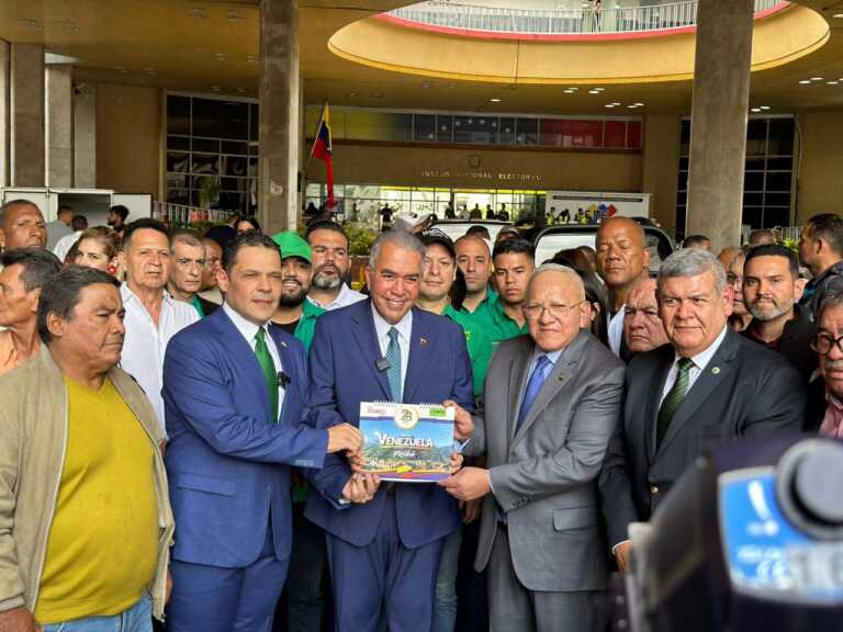 Luis Eduardo Martínez recibe el apoyo de Copei y Luis Ratti