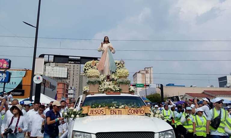 Maracaibo honra a Jesús de la Misericordia con masiva y fervorosa Caminata