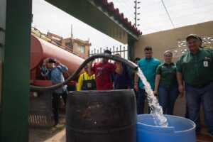 Brigada del Agua llega con cisternas a 55 familias en La Paz
