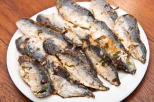 Comer más sardinas y menos carne roja podría salvar vidas en 2050