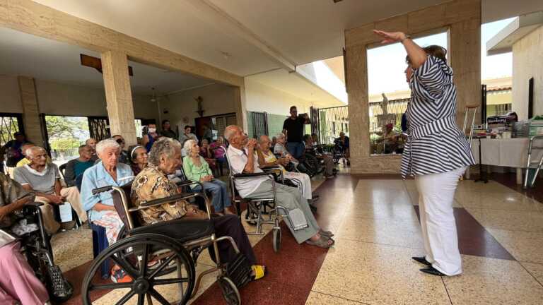 Presidenta del Clez dibuja sonrisas en adultos mayores de la casa hogar Santa Cruz