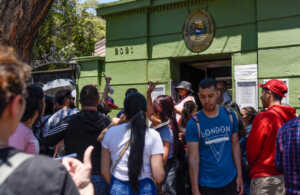 Venezolanos en Chile denuncian que Embajada aplica “artimañas” para el RE