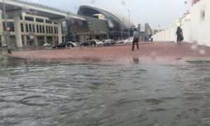 Fuertes lluvias e inundaciones paralizan aeropuertos y carreteras de Dubái