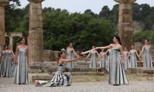 La llama olímpica ilumina el camino a París 2024 tras su encendido en Grecia