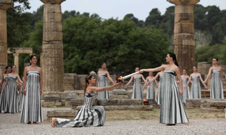 La llama olímpica ilumina el camino a París 2024 tras su encendido en Grecia