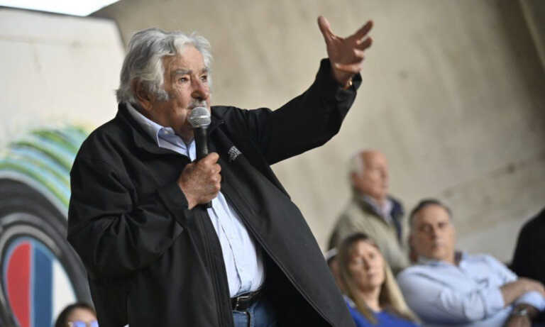 Mujica dice que en Venezuela “parece que juegan a la democracia, pero no juegan”