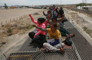 Migrantes que llegan en tren a Ciudad Juárez deambulan por el río Bravo