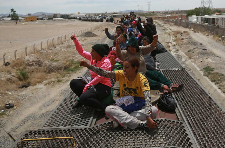 Migrantes que llegan en tren a Ciudad Juárez deambulan por el río Bravo