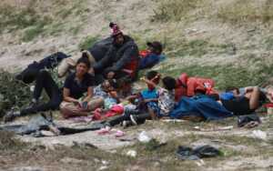Clima extremo enferma a decenas de niños migrantes que acampan en la frontera de México