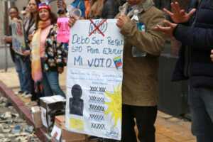 Venezolanos en Uruguay protestan contra los requisitos exigidos por el CNE para votar