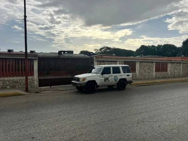 Estudiantes amenazan con facsímil de arma de fuego a compañero en liceo de Maracaibo