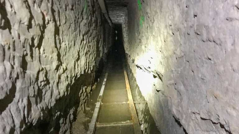 Descubren narcotúnel bajo el muro fronterizo entre México y EE. UU.