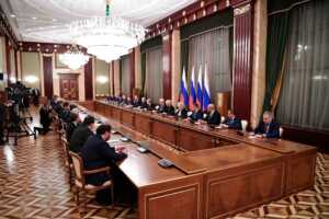 Gobierno ruso renuncia en pleno tras investidura de Putin como presidente