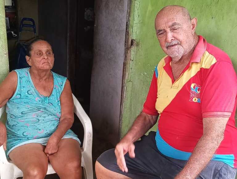 Pareja de la tercera edad requiere silla de ruedas y andadera