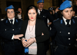 Dan cadena perpetua para madre italiana por dejar morir de hambre a su hija