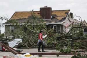 Tormentas en EE. UU. dejan 23 muertos mientras se esperan más tornados y huracanes