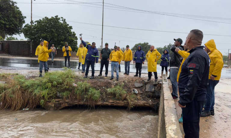 Equipos de la Alcaldía atienden desborde de aguas tras intensas lluvias
