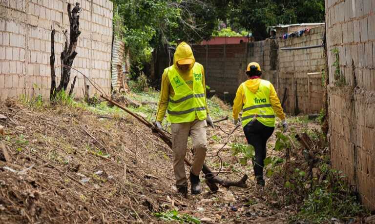 Alcaldía de Maracaibo limpia 21 cañadas en una semana