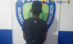 Arrestan a hombre por robar base para postes de alumbrado público